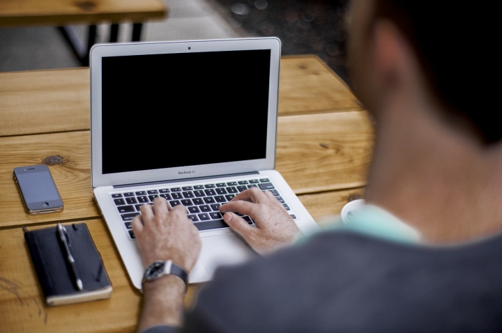 Mz, mz. Ngetik kok laptopnya mati? IH BO'ONGAN, YA!