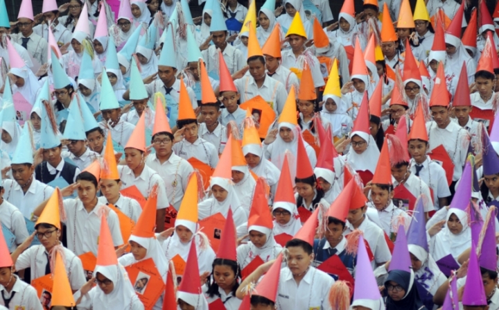 Dilarang: MOS Oleh OSIS, Penggunaan Atribut Seragam Aneh, dan Tugas Nggak Mendidik Untuk Siswa Baru!