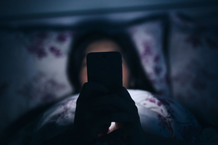 Main Gadget sebelum Tidur Sah-Sah Aja, Asal Kamu Perhatikan 5 Hal Ini!