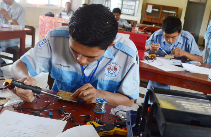 Setiap Tahun, Jutaan Lulusan SMK Menganggur. Kenapa? Dan Apa Solusinya?